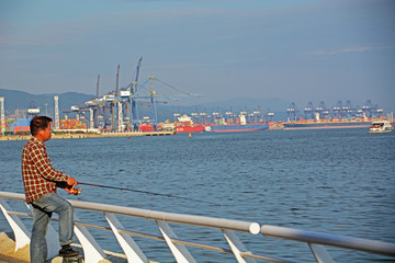 海邊垂釣