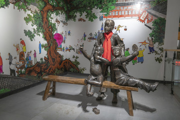 兒童吃燒餅雕塑