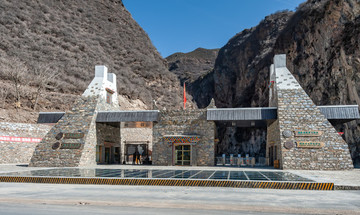 四姑娘山雙橋溝大門