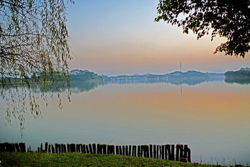 湖畔黃昏風(fēng)景