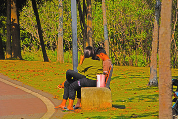坐在公園椅子上的情侶