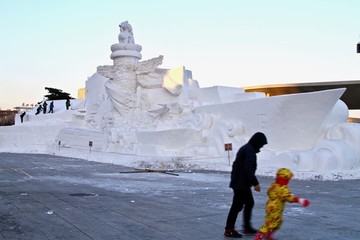 雪雕施工中