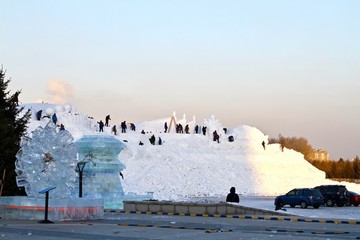 藝術(shù)家們制作大型雪雕
