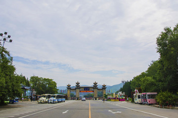 千山正門牌樓門公路與漫天白云