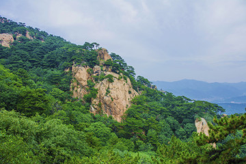 千山蓮花山峰與連綿群山