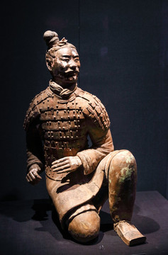 秦彩繪跪射俑