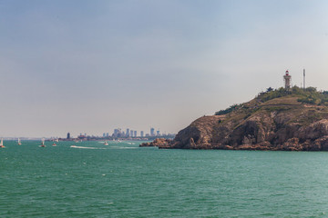 煙臺蓬萊礁石海岸小船風光29