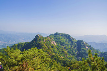 千山小黃山景區(qū)玉霞峰與群山