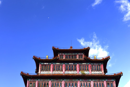 飛機飛越寺院藏經(jīng)樓