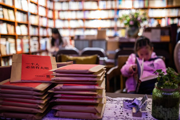 老書店里讀書的孩子
