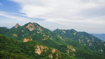 千山五佛頂景區(qū)連綿起伏的群山峰