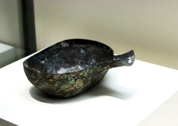 針刻人物樓閣青銅匜