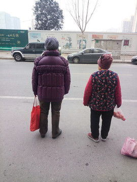 等公交車的老人