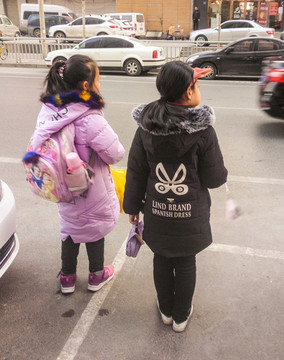 兩名小學(xué)生