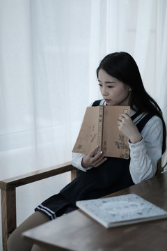 讀書的女生