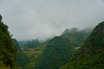 青山霧繞