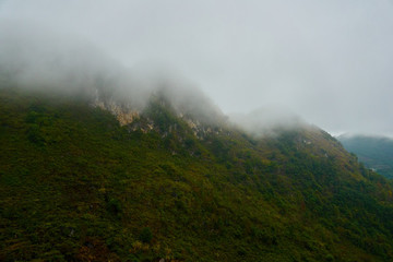青山霧繞