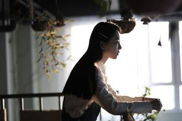 沉思的女孩