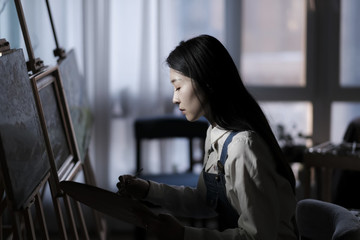 畫畫的女生