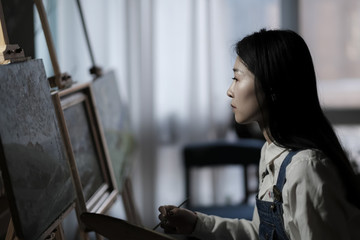畫(huà)畫(huà)的女生