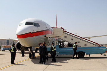 上海航空飛機(jī)在錦州機(jī)場(chǎng)
