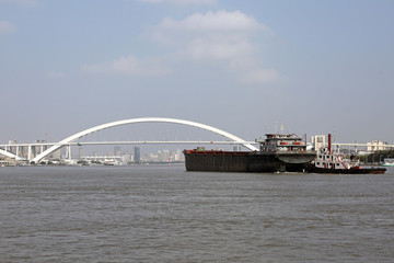 黃浦江貨船航行