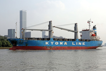 黃浦江上的協(xié)和海運(yùn)貨輪