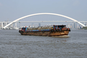 黃浦江貨船航行