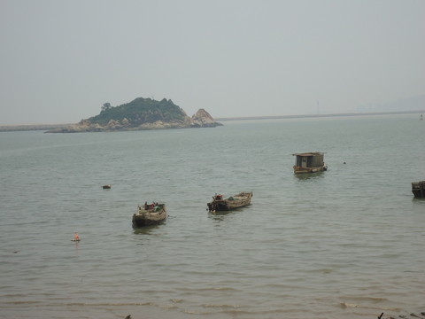 海邊小島漁船