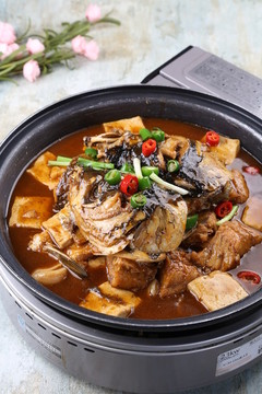 魚頭燜豆腐