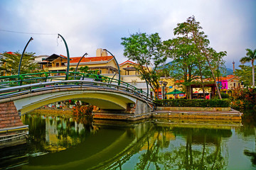 湖畔拱橋