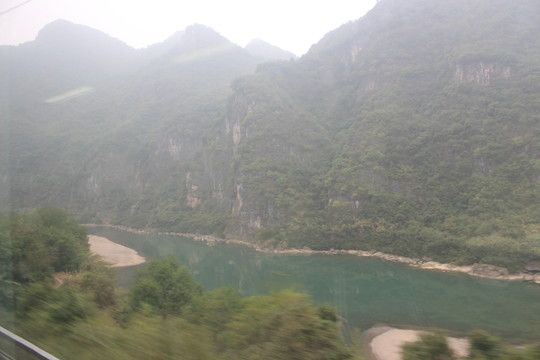 湖泊與山