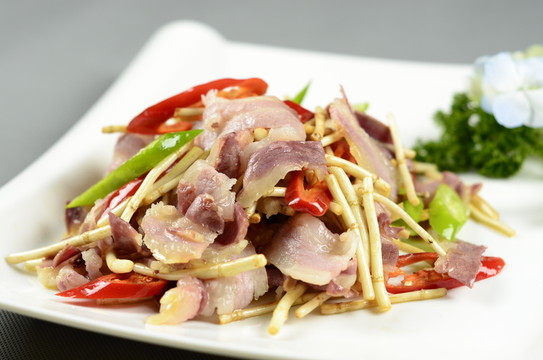 折耳根炒臘肉