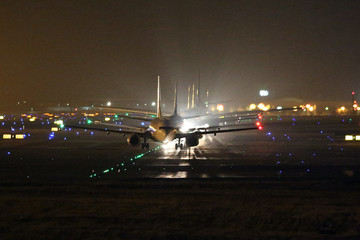 夜晚北京首都機(jī)場(chǎng)的飛機(jī)