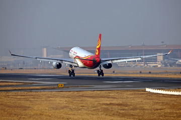 海南航空空客330飛機(jī)降落