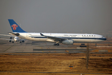 中國(guó)南方航空飛機(jī)準(zhǔn)備起飛