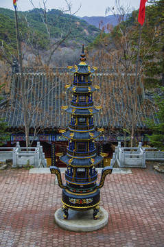 千山靈巖寺五層塔式香爐與正門