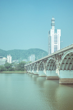 橘子洲的拱形跨江大橋