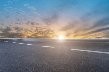 道路地面和天空云彩