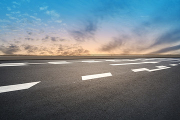 道路地面和天空云彩
