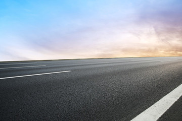 道路地面和天空云彩
