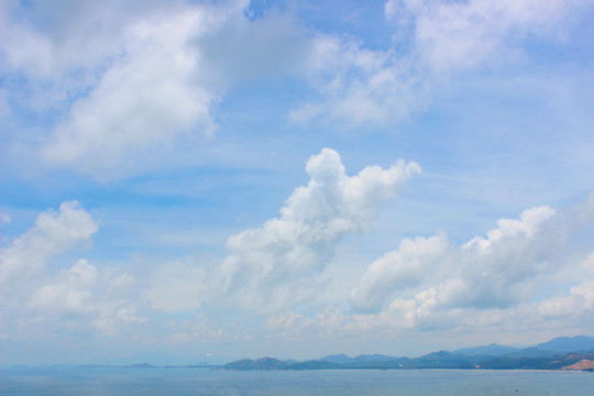 云彩遠(yuǎn)山海平面