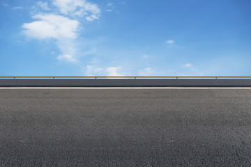 公路道路和天空云彩
