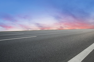 公路道路和天空云彩