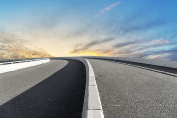 道路交通和天空云彩