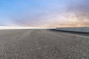 道路交通和彩云天空