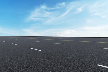 藍(lán)天白云和道路交通