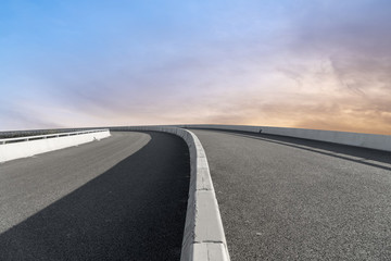 天空云彩和城市道路