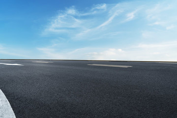 城市道路和天空云彩