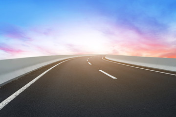 天空云彩和瀝青高速公路